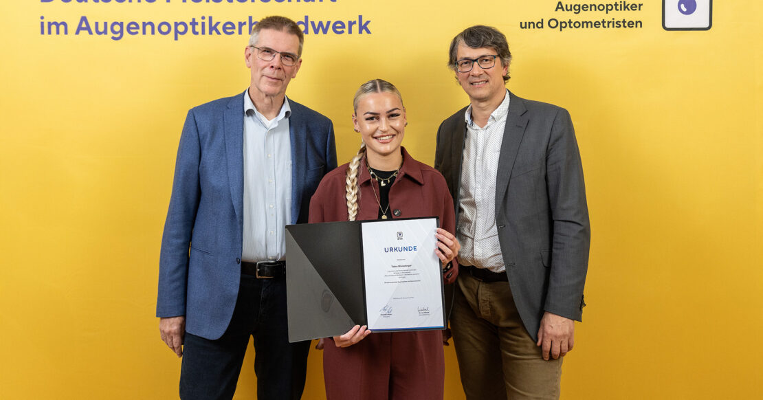 (v.l.) Rainer Hankiewicz, Vorsitzender des ZVA-Berufsbildungsausschusses und Talea Weisslinger aus dem Saarland, Gewinnerin des Zusatzpreises „Die gute Form im Handwerk – Handwerker gestalten“, Gunther Schmidt, Obermeister der Augenoptiker- und Optometristen-Innung des Landes Brandenburg (ZVA/Peter Magner)
