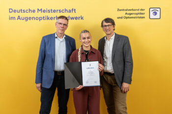 (v.l.) Rainer Hankiewicz, Vorsitzender des ZVA-Berufsbildungsausschusses und Talea Weisslinger aus dem Saarland, Gewinnerin des Zusatzpreises „Die gute Form im Handwerk – Handwerker gestalten“, Gunther Schmidt, Obermeister der Augenoptiker- und Optometristen-Innung des Landes Brandenburg (ZVA/Peter Magner)