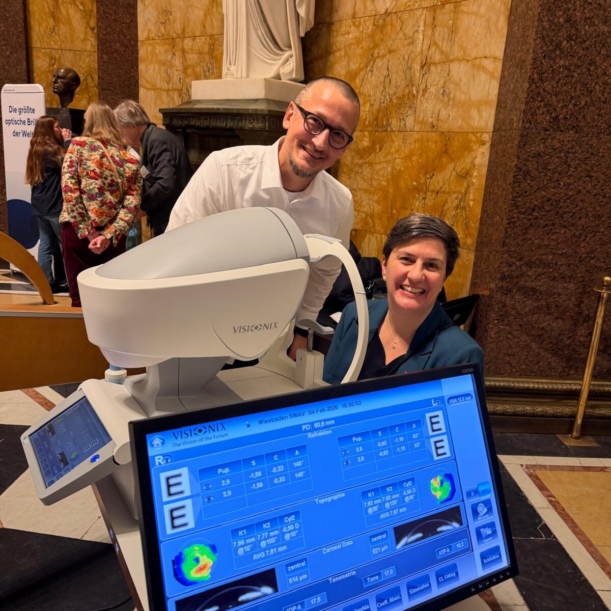 Direkter Austausch an der Screeningstation: Susanne Haus, Präsidentin der Handwerkskammer Frankfurt-Rhein-Main, im Gespräch mit Panagiotis Archontoglou (Schneck Optik Optikgroßhandel e.K.). (Bild: SWAV)