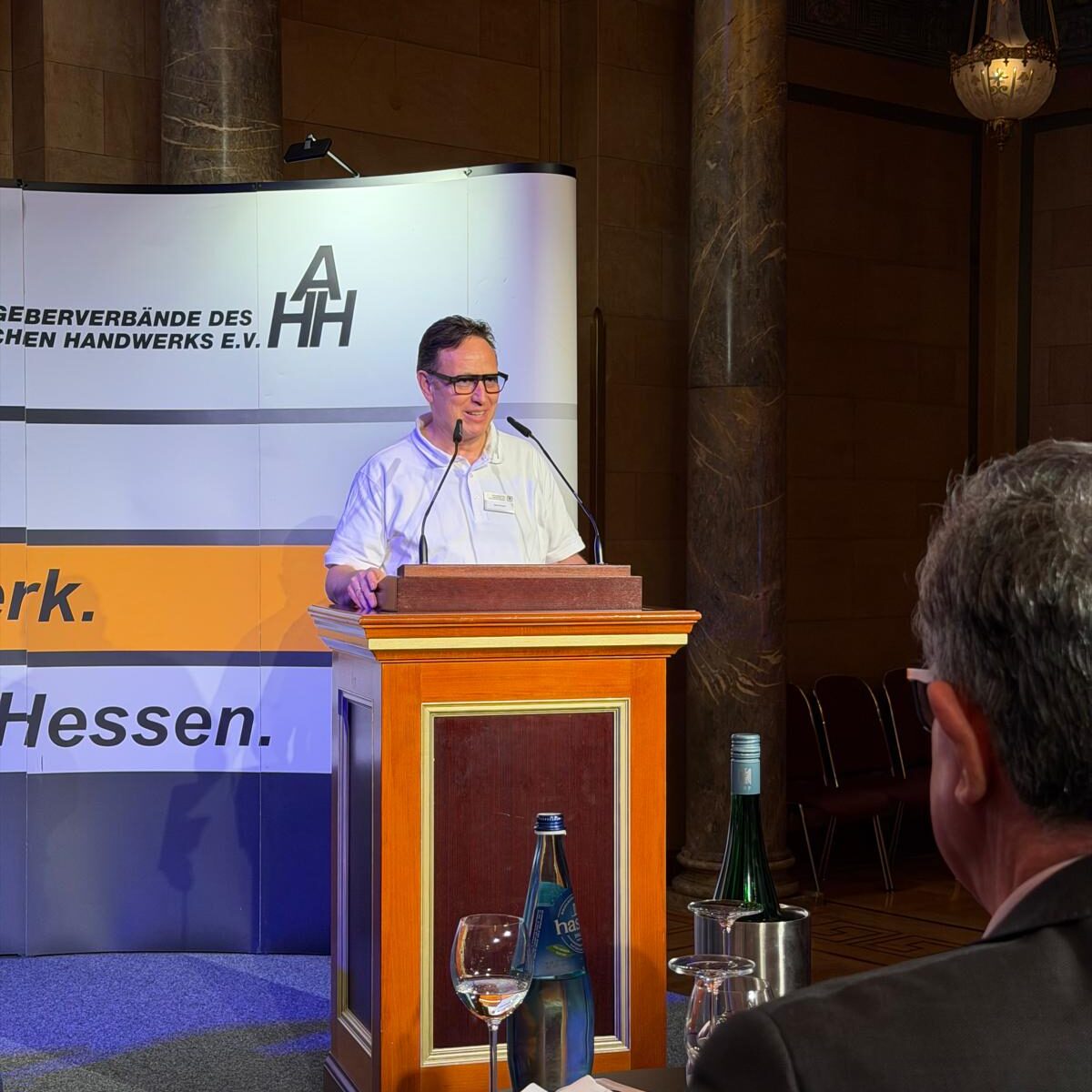 Sven Empen stellt die größte optische Brille der Welt vor. (Bild: SWAV)