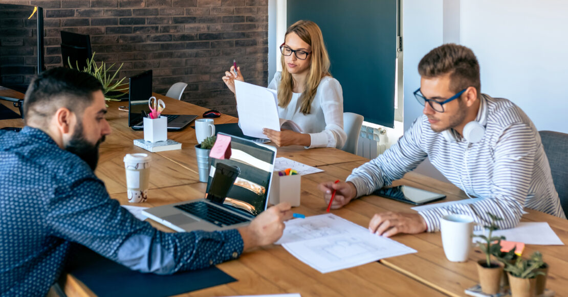 Junge Augenoptiker im Austausch – der ZVA Innovationskreis bietet Einstieg ins Ehrenamt für junge Betriebsinhaber, @ David Pereiras -stock.adobe.com