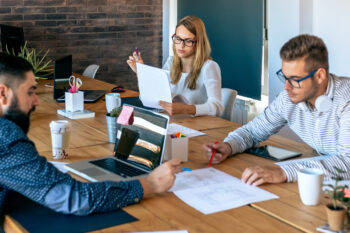 Junge Augenoptiker im Austausch – der ZVA Innovationskreis bietet Einstieg ins Ehrenamt für junge Betriebsinhaber, @ David Pereiras -stock.adobe.com