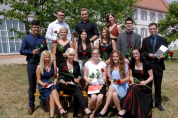 Kevin Schäfer (rechts) und die neuen Gesellinnen und Gesellen der Berufsschulklasse 12b der Carl-Benz-Schule Koblenz (Fotohinweis: Foto Stepan).