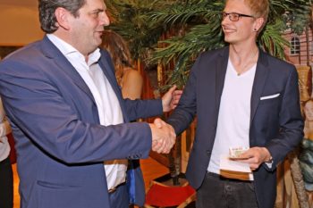 SWAV-Geschäftsführer Peter Kupczyk gratuliert Julian Wischniowski zum Bundessieg. (Fotohinweis: ONUK Bernhard Schmitt)