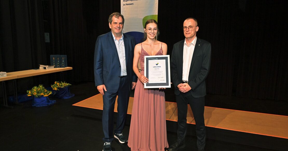 Peter Kupczyk (links) und Martin Bössenrodt (rechts) gratulieren Celina Mey zum besten Gesamtergebnis im Handwerkskammerbezirk Wiesbaden. (Bild: Wachendörfer/SWAV)
