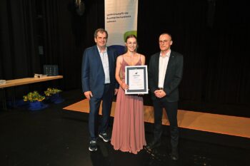 Peter Kupczyk (links) und Martin Bössenrodt (rechts) gratulieren Celina Mey zum besten Gesamtergebnis im Handwerkskammerbezirk Wiesbaden. (Bild: Wachendörfer/SWAV)