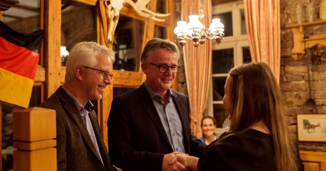 Matthias Müller (links) und Dirk Schäfermeyer (Zentralverband der Augenoptiker und Optometristen) gratulieren; Bildhinweis: Fred McFar