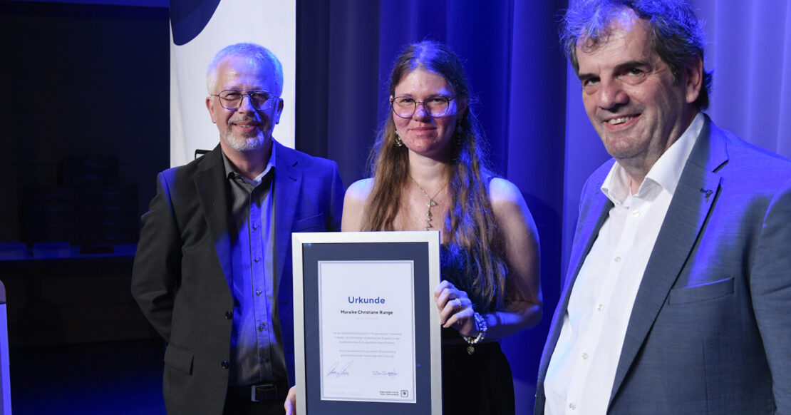 Strahlende Preisträgerin: Matthias Müller und Peter Kupczyk zeichnen Maraike Christiane Runge für ihre herausragenden Prüfungsleistungen aus. (Bild: KD Busch/SWAV)