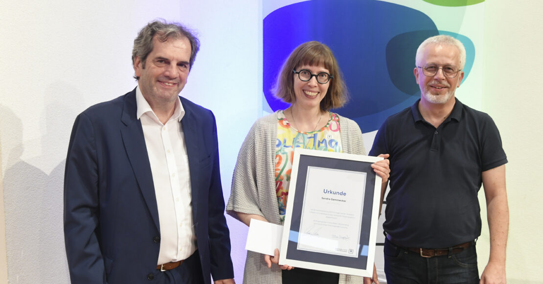 Peter Kupczyk und Matthias Müller zeichnen Sandra Gemmecker in Au für das drittbeste Gesamtergebnis in Baden-Württemberg aus. (Bild: KD Busch/SWAV)