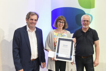 Peter Kupczyk und Matthias Müller zeichnen Sandra Gemmecker in Au für das drittbeste Gesamtergebnis in Baden-Württemberg aus. (Bild: KD Busch/SWAV)
