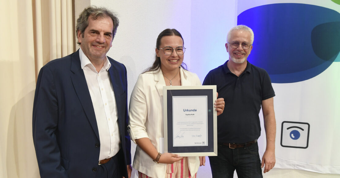 Peter Kupczyk und Matthias Müller zeichnen Sophia Kolb in Au für das zweitbeste Gesamtergebnis in Baden-Württemberg aus. (Bild: KD Busch/SWAV)