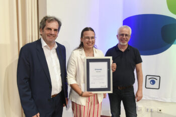 Peter Kupczyk und Matthias Müller zeichnen Sophia Kolb in Au für das zweitbeste Gesamtergebnis in Baden-Württemberg aus. (Bild: KD Busch/SWAV)