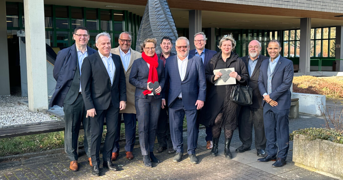 Gruppenbild am BBZ Mayen - v.l.n.r.: Stefan Ehinger, Präsident Fachverband Elektro- und Informationstechnik Hessen/RLP (FEHR); Kurt Krautscheid, Präsident der Handwerkskammer Koblenz; Ralf Hellrich, Hauptgeschäftsführer der Handwerkskammer Koblenz; Dr. Stefanie Hubig, Ministerin für Bildung des Landes Rheinland-Pfalz; Stefan Petri, Stellv. Geschäftsführer Fachverband Elektro- und Informationstechnik Hessen/RLP (FEHR); Johannes Lauer, Vorsitzender UVH RLP; Rolf Fuhrmann, Geschäftsführer Bundesbildungszentrum des Deutschen Dachdeckerhandwerks (BBZ); Yvonne Anders, Referentin Bildungsministerium RLP; Andreas Müller, Vorstandsmitglied/Südwestdeutscher Augenoptiker- und Optometristen Verband; Andreas Unger, Geschäftsführer UVH RLP