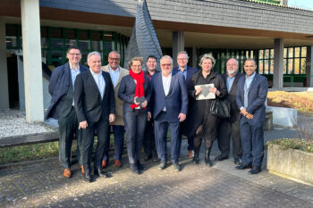 Gruppenbild am BBZ Mayen - v.l.n.r.: Stefan Ehinger, Präsident Fachverband Elektro- und Informationstechnik Hessen/RLP (FEHR); Kurt Krautscheid, Präsident der Handwerkskammer Koblenz; Ralf Hellrich, Hauptgeschäftsführer der Handwerkskammer Koblenz; Dr. Stefanie Hubig, Ministerin für Bildung des Landes Rheinland-Pfalz; Stefan Petri, Stellv. Geschäftsführer Fachverband Elektro- und Informationstechnik Hessen/RLP (FEHR); Johannes Lauer, Vorsitzender UVH RLP; Rolf Fuhrmann, Geschäftsführer Bundesbildungszentrum des Deutschen Dachdeckerhandwerks (BBZ); Yvonne Anders, Referentin Bildungsministerium RLP; Andreas Müller, Vorstandsmitglied/Südwestdeutscher Augenoptiker- und Optometristen Verband; Andreas Unger, Geschäftsführer UVH RLP