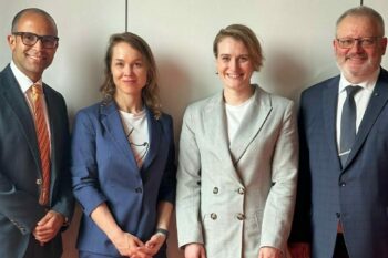 v.l.n.r.: Andreas Unger, GF UVH; Franziska Bliewert und Sina Heupel von der LVU und Johannes Lauer, Vorsitzender UVH (Bild: UVH)