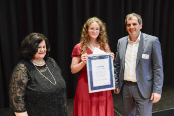 Monika Rasche-Vitallowitz und Peter Kupczyk überreichen Laura Louisa Tomczak ihre Urkunde (Bild: SWAV/KD Busch).