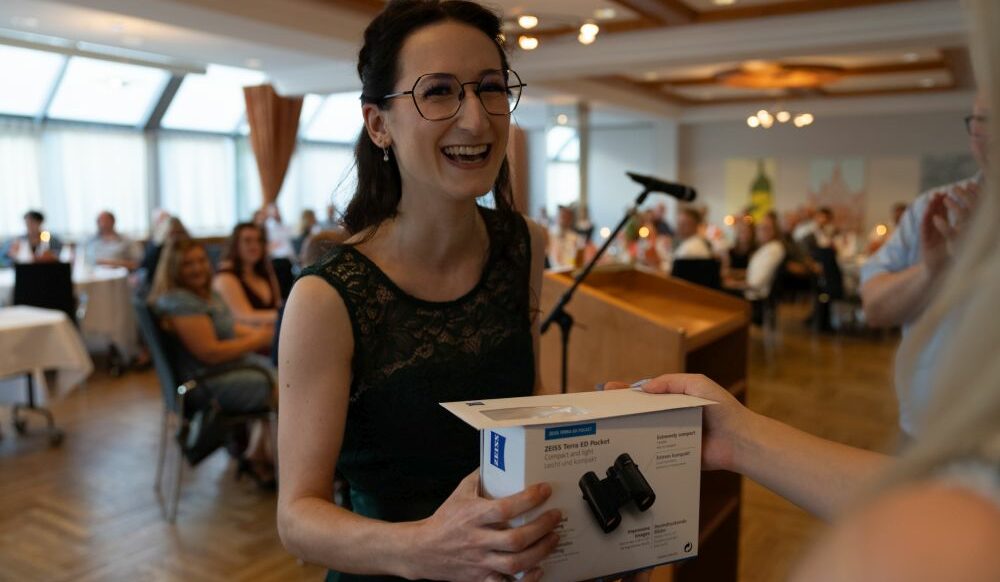 Katja Jakob freut sich über ihre Auszeichnungen (Bild: SWAV/Alexander Nold).