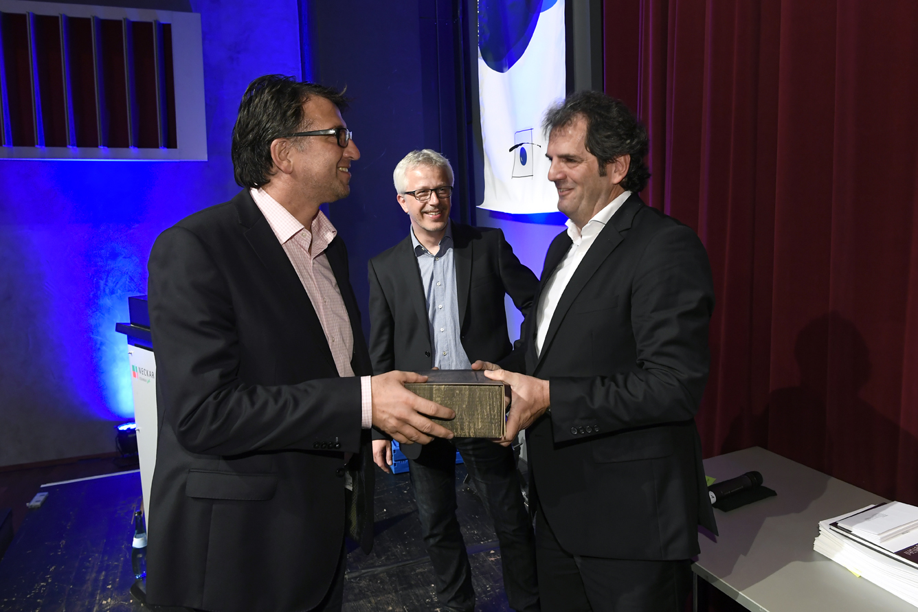 Freisprechungsfeier Leonberg 2017 Peter Kupczyk übergibt Frank Weidner ein Weinpräsent