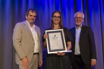 Peter Kupczyk und Matthias Müller (rechts) überreichen Jule Benzinger die Urkunde für das beste Gesamtergebnis in Baden-Württemberg. Bild: KD Busch