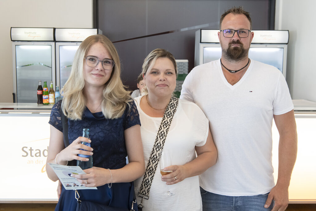 Freisprechungsfeier 2026 in Kibo &ndash; Familie stimmt sich im Foyer auf die Freisprechungsfeier 2026 ein
