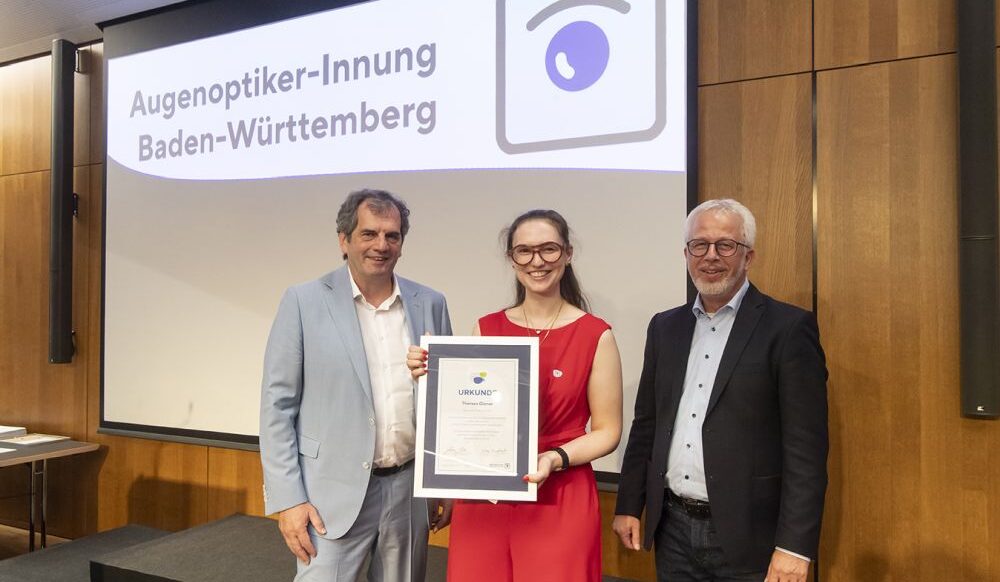 Peter Kupczyk (links) und Matthias Müller überreichen Theresa Glaner die Urkunde für das drittbeste Gesamtergebnis in Baden-Württemberg. Bild: KD Busch