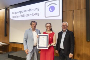 Peter Kupczyk (links) und Matthias Müller überreichen Theresa Glaner die Urkunde für das drittbeste Gesamtergebnis in Baden-Württemberg. Bild: KD Busch