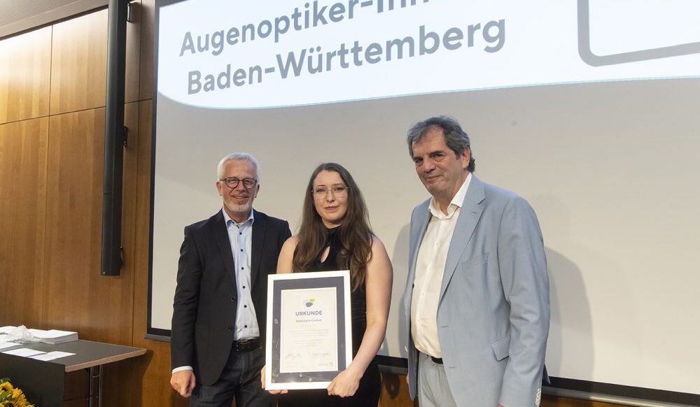 Peter Kupczyk (rechts) und Matthias Müller überreichen Katarzyna Cieslak die Urkunde für das beste Ergebnis in den handwerklichen Prüfungsteilen. Bild: KD Busch