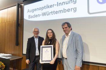 Peter Kupczyk (rechts) und Matthias Müller überreichen Katarzyna Cieslak die Urkunde für das beste Ergebnis in den handwerklichen Prüfungsteilen. Bild: KD Busch