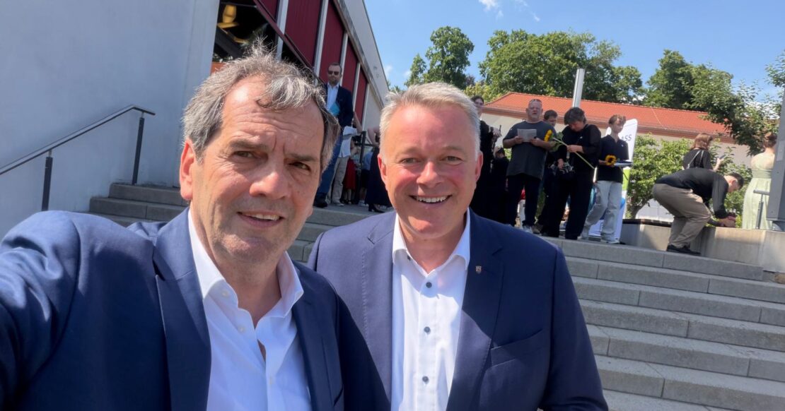 Geschäftsführer Peter Kupczyk und Ministerpräsident Gordon Schnieder bei der Freisprechungsfeier der Augenoptik in Kirchheimbolanden