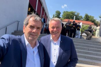 Geschäftsführer Peter Kupczyk und Ministerpräsident Gordon Schnieder bei der Freisprechungsfeier der Augenoptik in Kirchheimbolanden