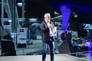 Matthias Müller begrüßt die Gäste in der Raumfahrthalle des Technik Museums in Speyer (Bild: KD Busch).