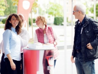 Tage der offenen Tür Regine Lange am Sehtest-Mobil