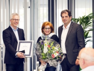 Urkunde und Goldene Ehrennadel für Gabriele Umlauf